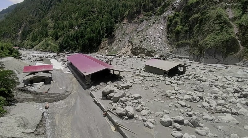 Banjir besar yang melanda Sungai Bhote Koshi di Nepal pada Selasa (8/7/2025) menewaskan sedikitnya sembilan orang dan menyebabkan lebih dari dua lusin lainnya hilang. Banjir besar yang melanda Sungai Bhote Koshi di Nepal pada Selasa (8/7/2025) menewaskan sedikitnya sembilan orang dan menyebabkan lebih dari dua lusin lainnya hilang. (Tangkapan Layar Video Reuters/)