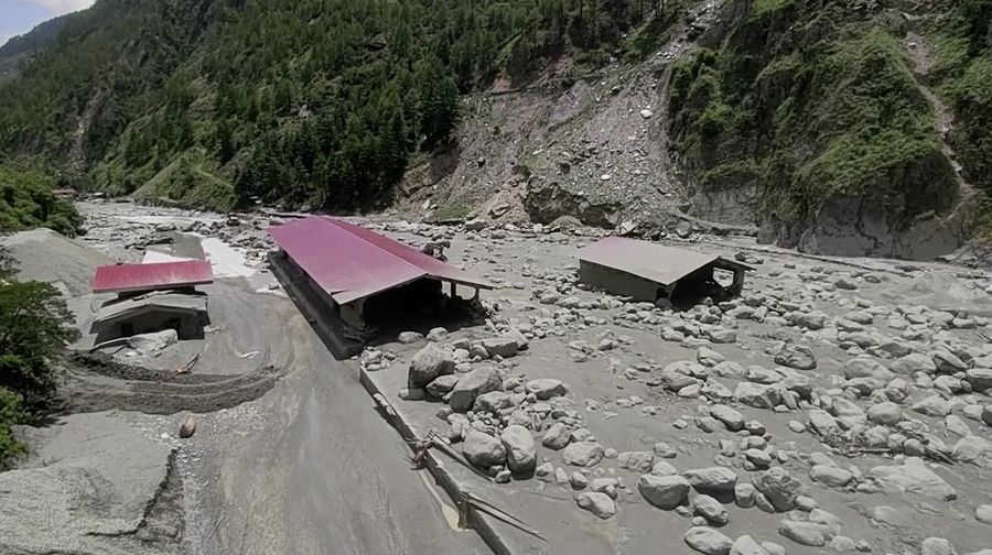 Banjir besar yang melanda Sungai Bhote Koshi di Nepal pada Selasa (8/7/2025) menewaskan sedikitnya sembilan orang dan menyebabkan lebih dari dua lusin lainnya hilang. (Tangkapan Layar Video Reuters/)