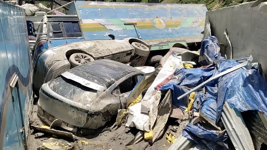 Banjir besar yang melanda Sungai Bhote Koshi di Nepal pada Selasa (8/7/2025) menewaskan sedikitnya sembilan orang dan menyebabkan lebih dari dua lusin lainnya hilang. Banjir besar yang melanda Sungai Bhote Koshi di Nepal pada Selasa (8/7/2025) menewaskan sedikitnya sembilan orang dan menyebabkan lebih dari dua lusin lainnya hilang. (Tangkapan Layar Video Reuters/)