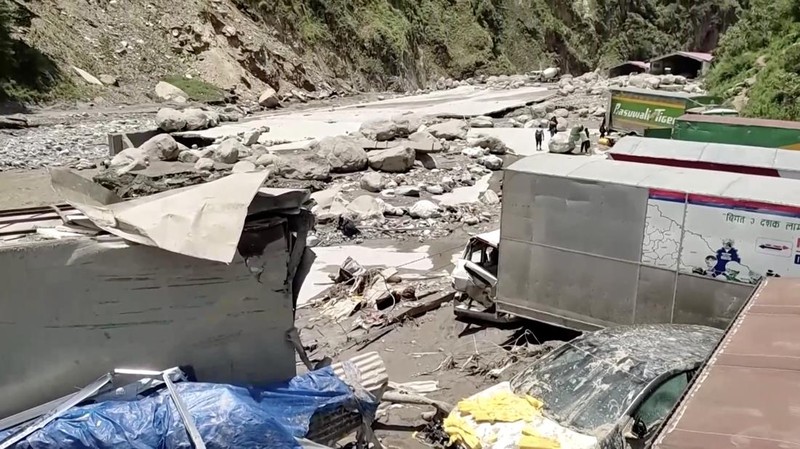 Banjir besar yang melanda Sungai Bhote Koshi di Nepal pada Selasa (8/7/2025) menewaskan sedikitnya sembilan orang dan menyebabkan lebih dari dua lusin lainnya hilang. (Tangkapan Layar Video Reuters/)