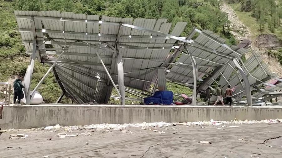Banjir besar yang melanda Sungai Bhote Koshi di Nepal pada Selasa (8/7/2025) menewaskan sedikitnya sembilan orang dan menyebabkan lebih dari dua lusin lainnya hilang. Banjir besar yang melanda Sungai Bhote Koshi di Nepal pada Selasa (8/7/2025) menewaskan sedikitnya sembilan orang dan menyebabkan lebih dari dua lusin lainnya hilang. (Tangkapan Layar Video Reuters/)