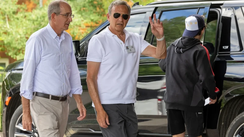CEO Microsoft, Satya Nadella menghadiri Konferensi Media dan Teknologi tahunan Allen and Co. Sun Valley di Sun Valley Resort, Idaho, Amerika Serikat, Selasa (9/7/2024). (REUTERS/Brendan McDermid) CEO Microsoft, Satya Nadella menghadiri Konferensi Media dan Teknologi tahunan Allen and Co. Sun Valley di Sun Valley Resort, Idaho, Amerika Serikat, Selasa (9/7/2024). (REUTERS/Brendan McDermid)