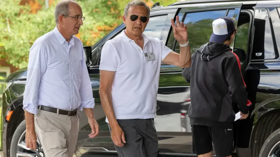 Brian Roberts, CEO Comcast, dan Bob Iger (Kanan), CEO Walt Disney Co., menghadiri Konferensi Media dan Teknologi tahunan Allen and Co. Sun Valley di Sun Valley Resort di Sun Valley, Idaho, Selasa (8/7/2025). (David A. Grogan | CNBC)