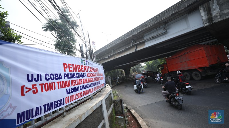 Dinas Perhubungan Kota Bekasi, Hari ini memberlakukan Manajemen Rekayasa Lalu Lintas (MRLL) di kawasan Komsen, Kota Bekasi, Jawa Barat, Kamis (10/7/2025). (CNBC Indonesia/Tri Susilo) Dinas Perhubungan Kota Bekasi, Hari ini memberlakukan Manajemen Rekayasa Lalu Lintas (MRLL) di kawasan Komsen, Kota Bekasi, Jawa Barat, Kamis (10/7/2025). (CNBC Indonesia/Tri Susilo)