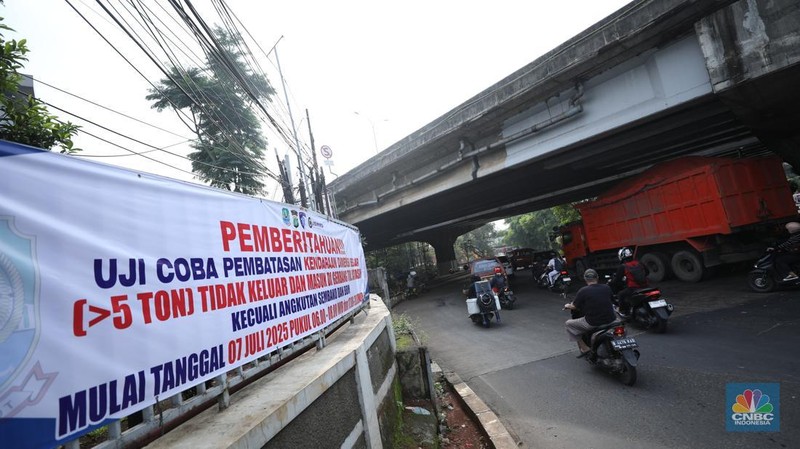 Dinas Perhubungan Kota Bekasi, Hari ini memberlakukan Manajemen Rekayasa Lalu Lintas (MRLL) di kawasan Komsen, Kota Bekasi, Jawa Barat, Kamis (10/7/2025). (CNBC Indonesia/Tri Susilo)