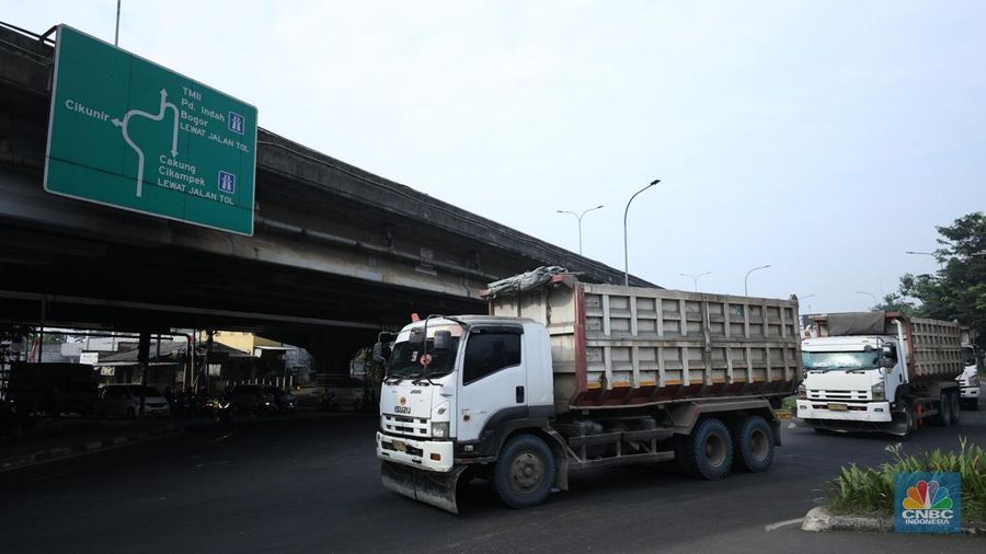 Dinas Perhubungan Kota Bekasi, Hari ini memberlakukan Manajemen Rekayasa Lalu Lintas (MRLL) di kawasan Komsen, Kota Bekasi, Jawa Barat, Kamis (10/7/2025). (CNBC Indonesia/Tri Susilo)