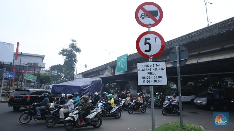Dinas Perhubungan Kota Bekasi, Hari ini memberlakukan Manajemen Rekayasa Lalu Lintas (MRLL) di kawasan Komsen, Kota Bekasi, Jawa Barat, Kamis (10/7/2025). (CNBC Indonesia/Tri Susilo) Dinas Perhubungan Kota Bekasi, Hari ini memberlakukan Manajemen Rekayasa Lalu Lintas (MRLL) di kawasan Komsen, Kota Bekasi, Jawa Barat, Kamis (10/7/2025). (CNBC Indonesia/Tri Susilo)