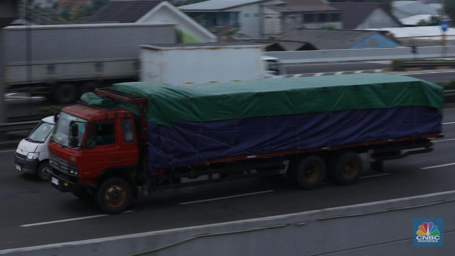 Dinas Perhubungan Kota Bekasi, Hari ini memberlakukan Manajemen Rekayasa Lalu Lintas (MRLL) di kawasan Komsen, Kota Bekasi, Jawa Barat, Kamis (10/7/2025). (CNBC Indonesia/Tri Susilo)
