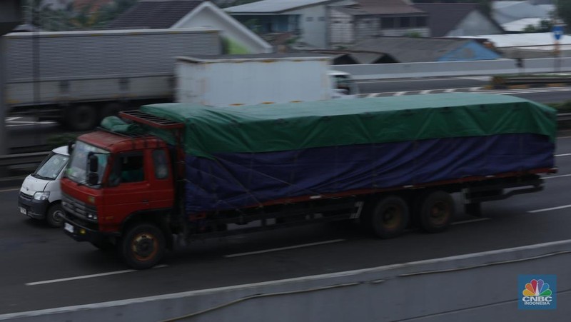 Dinas Perhubungan Kota Bekasi, Hari ini memberlakukan Manajemen Rekayasa Lalu Lintas (MRLL) di kawasan Komsen, Kota Bekasi, Jawa Barat, Kamis (10/7/2025). (CNBC Indonesia/Tri Susilo)