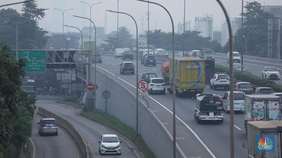 Dinas Perhubungan Kota Bekasi, Hari ini memberlakukan Manajemen Rekayasa Lalu Lintas (MRLL) di kawasan Komsen, Kota Bekasi, Jawa Barat, Kamis (10/7/2025). (CNBC Indonesia/Tri Susilo)