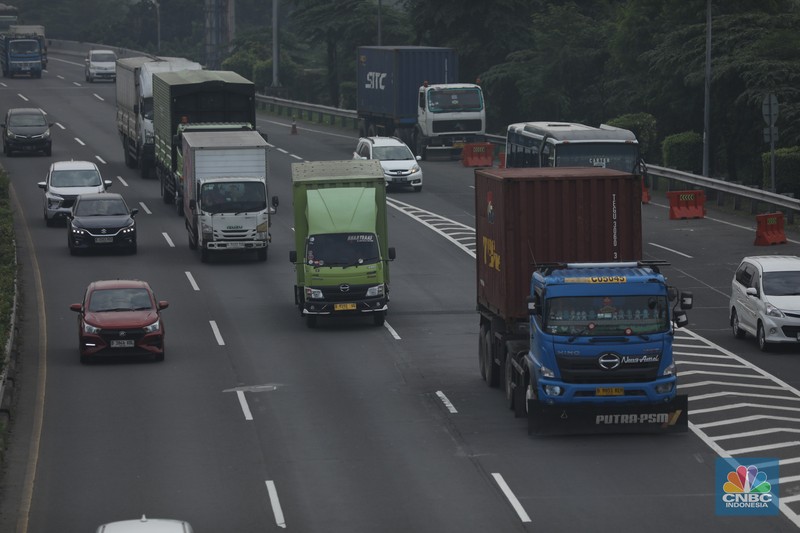 Dinas Perhubungan Kota Bekasi, Hari ini memberlakukan Manajemen Rekayasa Lalu Lintas (MRLL) di kawasan Komsen, Kota Bekasi, Jawa Barat, Kamis (10/7/2025). (CNBC Indonesia/Tri Susilo)