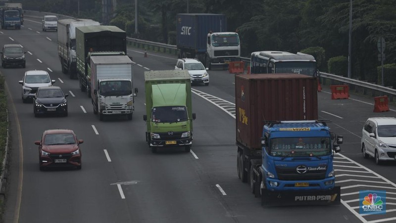 Dinas Perhubungan Kota Bekasi, Hari ini memberlakukan Manajemen Rekayasa Lalu Lintas (MRLL) di kawasan Komsen, Kota Bekasi, Jawa Barat, Kamis (10/7/2025). (CNBC Indonesia/Tri Susilo)