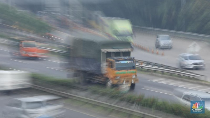 Dinas Perhubungan Kota Bekasi, Hari ini memberlakukan Manajemen Rekayasa Lalu Lintas (MRLL) di kawasan Komsen, Kota Bekasi, Jawa Barat, Kamis (10/7/2025). (CNBC Indonesia/Tri Susilo)