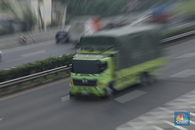 Dinas Perhubungan Kota Bekasi, Hari ini memberlakukan Manajemen Rekayasa Lalu Lintas (MRLL) di kawasan Komsen, Kota Bekasi, Jawa Barat, Kamis (10/7/2025). (CNBC Indonesia/Tri Susilo)