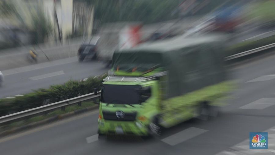 Dinas Perhubungan Kota Bekasi, Hari ini memberlakukan Manajemen Rekayasa Lalu Lintas (MRLL) di kawasan Komsen, Kota Bekasi, Jawa Barat, Kamis (10/7/2025). (CNBC Indonesia/Tri Susilo)