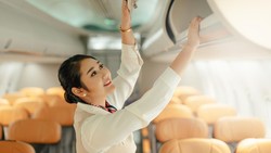 Alasan Pramugari Tak Boleh Angkat Bagasi Penumpang