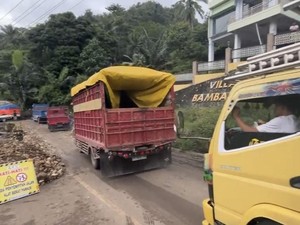 Jalan Poros Enrekang-Toraja Amblas Bikin Truk Terjebak, Lalin Sempat Lumpuh
