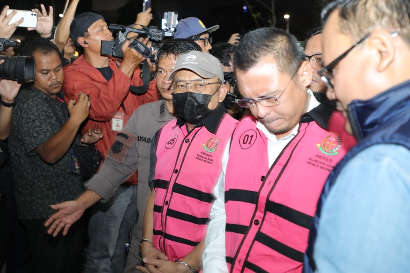 Kejaksaan Agung (Kejagung) mengumumkan adanya sembilan tersangka baru terkait kasus dugaan tindak pidana korupsi terkait tata kelola minyak mentah dan produk kilang pada PT Pertamina (Persero), Sub Holding, serta Kontraktor Kontrak Kerja Sama (KKKS) pada periode 2018-2023 di Kejaksaan Agung, Jakarta, Kamis (10/7/2025). Kejaksaan Agung (Kejagung) mengumumkan adanya sembilan tersangka baru terkait kasus dugaan tindak pidana korupsi terkait tata kelola minyak mentah dan produk kilang pada PT Pertamina (Persero), Sub Holding, serta Kontraktor Kontrak Kerja Sama (KKKS) pada periode 2018-2023 di Kejaksaan Agung, Jakarta, Kamis (10/7/2025). (Dok. Kejaksaan Agung)