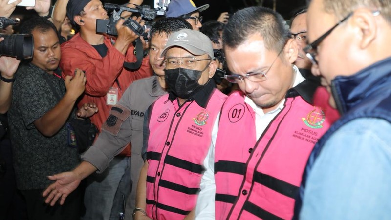 Kejaksaan Agung (Kejagung) mengumumkan adanya sembilan tersangka baru terkait kasus dugaan tindak pidana korupsi terkait tata kelola minyak mentah dan produk kilang pada PT Pertamina (Persero), Sub Holding, serta Kontraktor Kontrak Kerja Sama (KKKS) pada periode 2018-2023 di Kejaksaan Agung, Jakarta, Kamis (10/7/2025). (Dok. Kejaksaan Agung)