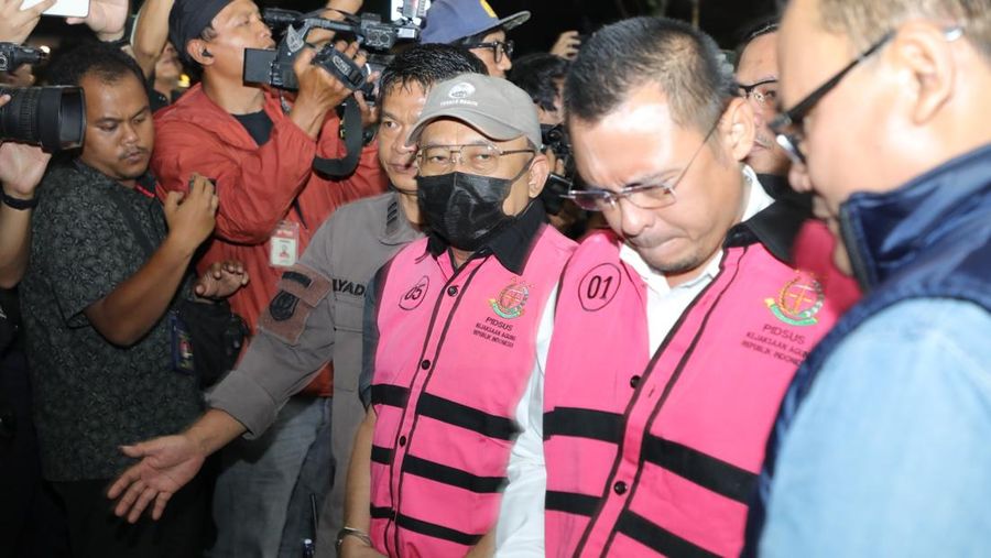 Kejaksaan Agung (Kejagung) mengumumkan adanya sembilan tersangka baru terkait kasus dugaan tindak pidana korupsi terkait tata kelola minyak mentah dan produk kilang pada PT Pertamina (Persero), Sub Holding, serta Kontraktor Kontrak Kerja Sama (KKKS) pada periode 2018-2023 di Kejaksaan Agung, Jakarta, Kamis (10/7/2025). Kejaksaan Agung (Kejagung) mengumumkan adanya sembilan tersangka baru terkait kasus dugaan tindak pidana korupsi terkait tata kelola minyak mentah dan produk kilang pada PT Pertamina (Persero), Sub Holding, serta Kontraktor Kontrak Kerja Sama (KKKS) pada periode 2018-2023 di Kejaksaan Agung, Jakarta, Kamis (10/7/2025). (Dok. Kejaksaan Agung)