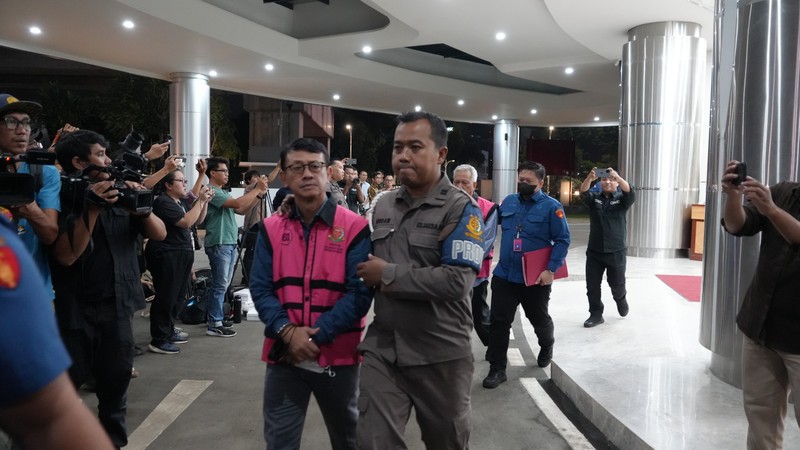 Kejaksaan Agung (Kejagung) mengumumkan adanya sembilan tersangka baru terkait kasus dugaan tindak pidana korupsi terkait tata kelola minyak mentah dan produk kilang pada PT Pertamina (Persero), Sub Holding, serta Kontraktor Kontrak Kerja Sama (KKKS) pada periode 2018-2023 di Kejaksaan Agung, Jakarta, Kamis (10/7/2025). Kejaksaan Agung (Kejagung) mengumumkan adanya sembilan tersangka baru terkait kasus dugaan tindak pidana korupsi terkait tata kelola minyak mentah dan produk kilang pada PT Pertamina (Persero), Sub Holding, serta Kontraktor Kontrak Kerja Sama (KKKS) pada periode 2018-2023 di Kejaksaan Agung, Jakarta, Kamis (10/7/2025). (Dok. Kejaksaan Agung)