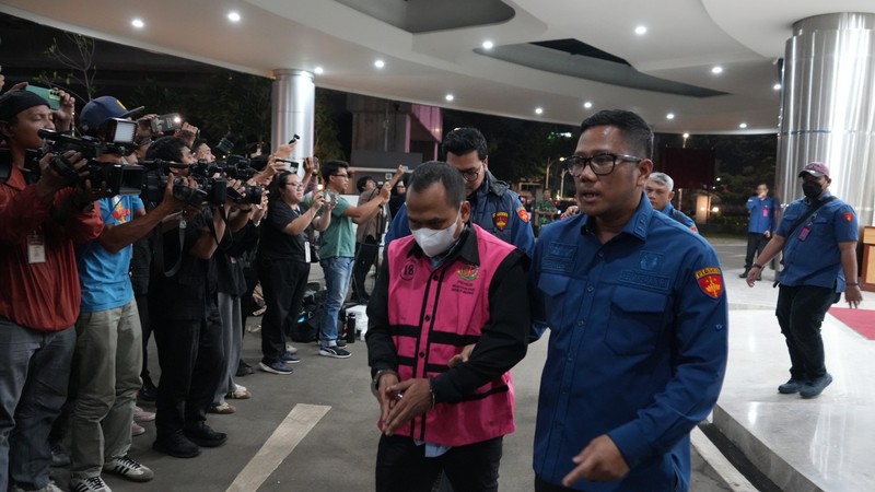 Kejaksaan Agung (Kejagung) mengumumkan adanya sembilan tersangka baru terkait kasus dugaan tindak pidana korupsi terkait tata kelola minyak mentah dan produk kilang pada PT Pertamina (Persero), Sub Holding, serta Kontraktor Kontrak Kerja Sama (KKKS) pada periode 2018-2023 di Kejaksaan Agung, Jakarta, Kamis (10/7/2025). Kejaksaan Agung (Kejagung) mengumumkan adanya sembilan tersangka baru terkait kasus dugaan tindak pidana korupsi terkait tata kelola minyak mentah dan produk kilang pada PT Pertamina (Persero), Sub Holding, serta Kontraktor Kontrak Kerja Sama (KKKS) pada periode 2018-2023 di Kejaksaan Agung, Jakarta, Kamis (10/7/2025). (Dok. Kejaksaan Agung)