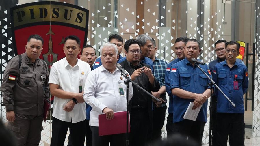 Kejaksaan Agung (Kejagung) mengumumkan adanya sembilan tersangka baru terkait kasus dugaan tindak pidana korupsi terkait tata kelola minyak mentah dan produk kilang pada PT Pertamina (Persero), Sub Holding, serta Kontraktor Kontrak Kerja Sama (KKKS) pada periode 2018-2023 di Kejaksaan Agung, Jakarta, Kamis (10/7/2025). (Dok. Kejaksaan Agung)