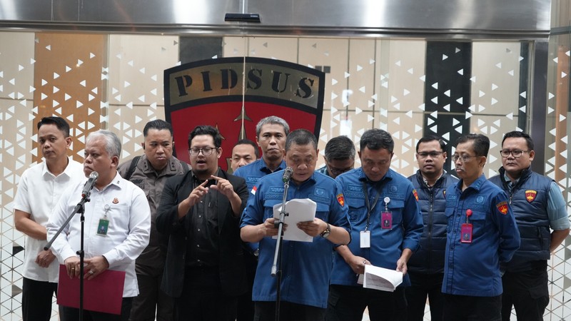 Kejaksaan Agung (Kejagung) mengumumkan adanya sembilan tersangka baru terkait kasus dugaan tindak pidana korupsi terkait tata kelola minyak mentah dan produk kilang pada PT Pertamina (Persero), Sub Holding, serta Kontraktor Kontrak Kerja Sama (KKKS) pada periode 2018-2023 di Kejaksaan Agung, Jakarta, Kamis (10/7/2025). (Dok. Kejaksaan Agung)