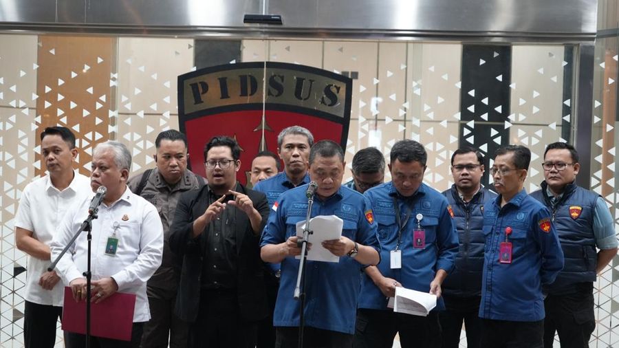 Kejaksaan Agung (Kejagung) mengumumkan adanya sembilan tersangka baru terkait kasus dugaan tindak pidana korupsi terkait tata kelola minyak mentah dan produk kilang pada PT Pertamina (Persero), Sub Holding, serta Kontraktor Kontrak Kerja Sama (KKKS) pada periode 2018-2023 di Kejaksaan Agung, Jakarta, Kamis (10/7/2025). (Dok. Kejaksaan Agung)