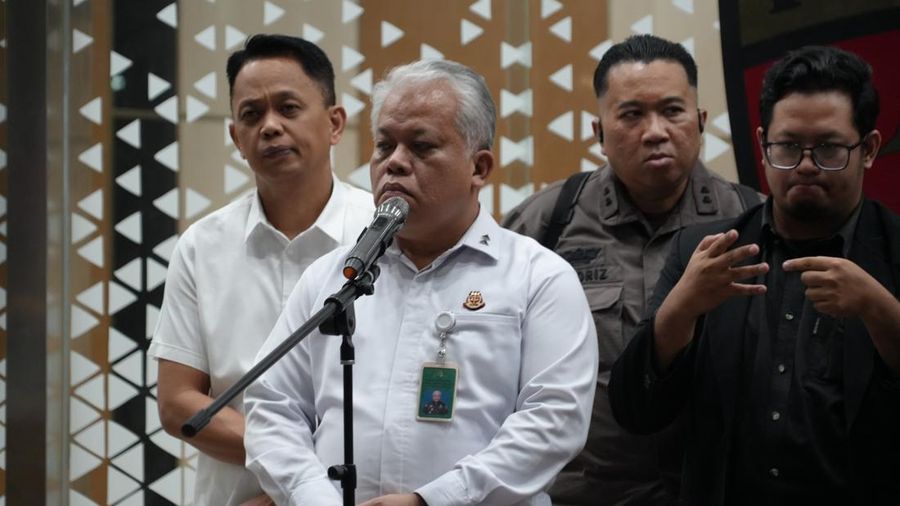 Kejaksaan Agung (Kejagung) mengumumkan adanya sembilan tersangka baru terkait kasus dugaan tindak pidana korupsi terkait tata kelola minyak mentah dan produk kilang pada PT Pertamina (Persero), Sub Holding, serta Kontraktor Kontrak Kerja Sama (KKKS) pada periode 2018-2023 di Kejaksaan Agung, Jakarta, Kamis (10/7/2025). (Dok. Kejaksaan Agung)