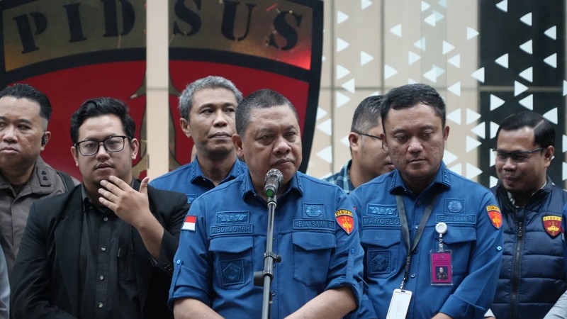 Kejaksaan Agung (Kejagung) mengumumkan adanya sembilan tersangka baru terkait kasus dugaan tindak pidana korupsi terkait tata kelola minyak mentah dan produk kilang pada PT Pertamina (Persero), Sub Holding, serta Kontraktor Kontrak Kerja Sama (KKKS) pada periode 2018-2023 di Kejaksaan Agung, Jakarta, Kamis (10/7/2025). Kejaksaan Agung (Kejagung) mengumumkan adanya sembilan tersangka baru terkait kasus dugaan tindak pidana korupsi terkait tata kelola minyak mentah dan produk kilang pada PT Pertamina (Persero), Sub Holding, serta Kontraktor Kontrak Kerja Sama (KKKS) pada periode 2018-2023 di Kejaksaan Agung, Jakarta, Kamis (10/7/2025). (Dok. Kejaksaan Agung)