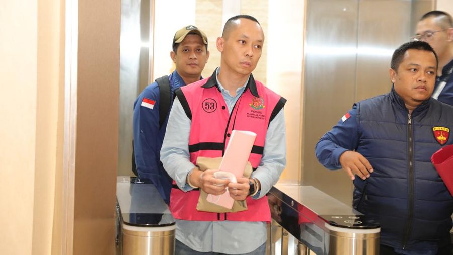 Kejaksaan Agung (Kejagung) mengumumkan adanya sembilan tersangka baru terkait kasus dugaan tindak pidana korupsi terkait tata kelola minyak mentah dan produk kilang pada PT Pertamina (Persero), Sub Holding, serta Kontraktor Kontrak Kerja Sama (KKKS) pada periode 2018-2023 di Kejaksaan Agung, Jakarta, Kamis (10/7/2025). Kejaksaan Agung (Kejagung) mengumumkan adanya sembilan tersangka baru terkait kasus dugaan tindak pidana korupsi terkait tata kelola minyak mentah dan produk kilang pada PT Pertamina (Persero), Sub Holding, serta Kontraktor Kontrak Kerja Sama (KKKS) pada periode 2018-2023 di Kejaksaan Agung, Jakarta, Kamis (10/7/2025). (Dok. Kejaksaan Agung)