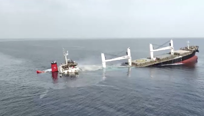 Kelompok Houthi Yaman dilaporkan telah menenggelamkan kapal berbendera Liberia yang dioperasikan Yunani, Eternity C, di Laut Merah. (Tangkapan Layar Video Reuters/Houthi Media Center) Kelompok Houthi Yaman dilaporkan telah menenggelamkan kapal berbendera Liberia yang dioperasikan Yunani, Eternity C, di Laut Merah. (Tangkapan Layar Video Reuters/Houthi Media Center)
