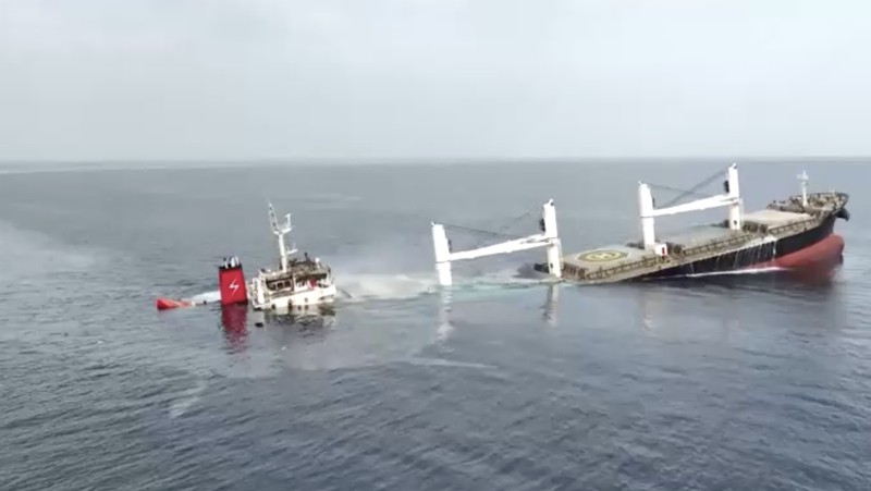 Kelompok Houthi Yaman dilaporkan telah menenggelamkan kapal berbendera Liberia yang dioperasikan Yunani, Eternity C, di Laut Merah. (Tangkapan Layar Video Reuters/Houthi Media Center)