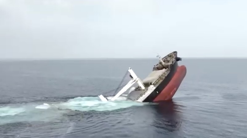 Kelompok Houthi Yaman dilaporkan telah menenggelamkan kapal berbendera Liberia yang dioperasikan Yunani, Eternity C, di Laut Merah. (Tangkapan Layar Video Reuters/Houthi Media Center)