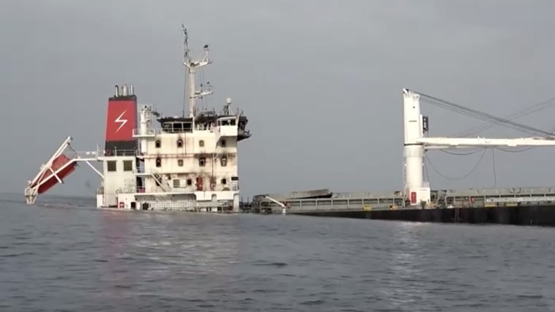 Kelompok Houthi Yaman dilaporkan telah menenggelamkan kapal berbendera Liberia yang dioperasikan Yunani, Eternity C, di Laut Merah. (Tangkapan Layar Video Reuters/Houthi Media Center)