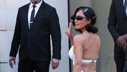 Kim Kardashian Tampil di Catwalk Balenciaga, Jalan Diejek Bak Orang Mabuk