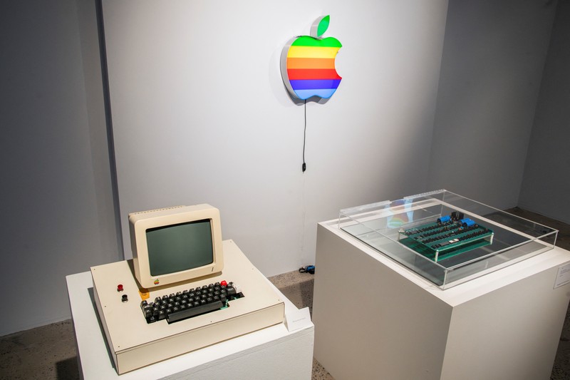 Komputer Apple-1 dipamerkan di lelang Sotheby's di New York, AS, Selasa (87/2025). (REUTERS/Eduardo Munoz)