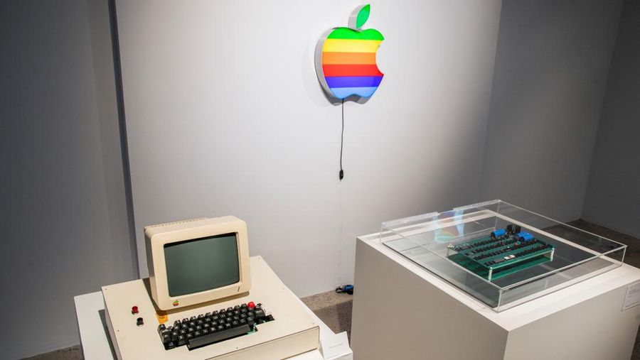 Komputer Apple-1 dipamerkan di lelang Sotheby's di New York, AS, Selasa (87/2025). (REUTERS/Eduardo Munoz)