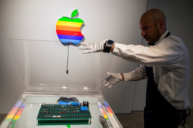 Komputer Apple-1 dipamerkan di lelang Sotheby's di New York, AS, Selasa (87/2025). (REUTERS/Eduardo Munoz)