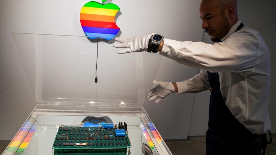 Komputer Apple-1 dipamerkan di lelang Sotheby's di New York, AS, Selasa (87/2025). (REUTERS/Eduardo Munoz)