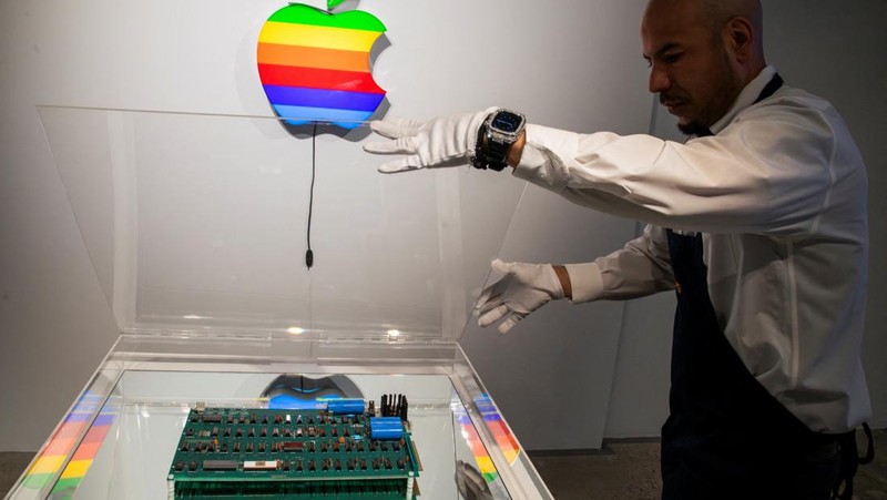 Komputer Apple-1 dipamerkan di lelang Sotheby's di New York, AS, Selasa (87/2025). (REUTERS/Eduardo Munoz)