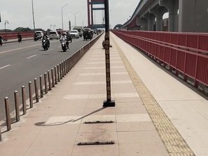 Warga Keluhkan Kursi Wisatawan di Jembatan Ampera Hilang