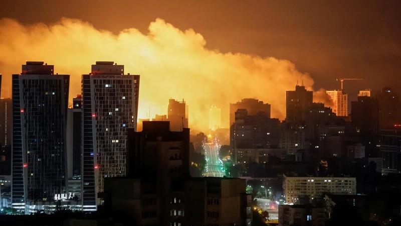 Ledakan pesawat tak berawak menerangi langit di atas kota selama serangan pesawat tak berawak dan rudal Rusia, di tengah serangan Rusia terhadap Ukraina, di Kyiv, Ukraina, 10 Juli 2025. (REUTERS/Gleb Garanich)