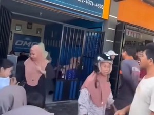 Nasabah Geruduk Kantor OMC di Palu gegara Tak Bisa Tarik Uang