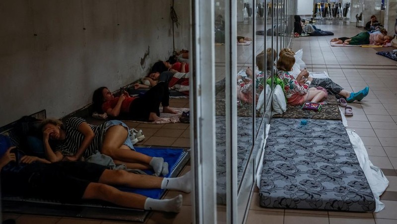Ledakan pesawat tak berawak menerangi langit di atas kota selama serangan pesawat tak berawak dan rudal Rusia, di tengah serangan Rusia terhadap Ukraina, di Kyiv, Ukraina, 10 Juli 2025. (REUTERS/Gleb Garanich)