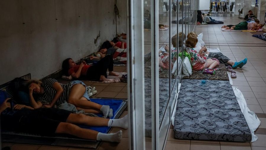 Ledakan pesawat tak berawak menerangi langit di atas kota selama serangan pesawat tak berawak dan rudal Rusia, di tengah serangan Rusia terhadap Ukraina, di Kyiv, Ukraina, 10 Juli 2025. Ledakan pesawat tak berawak menerangi langit di atas kota selama serangan pesawat tak berawak dan rudal Rusia, di tengah serangan Rusia terhadap Ukraina, di Kyiv, Ukraina, 10 Juli 2025. (REUTERS/Gleb Garanich)