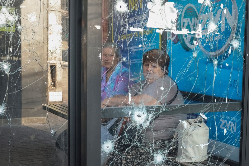 Ledakan pesawat tak berawak menerangi langit di atas kota selama serangan pesawat tak berawak dan rudal Rusia, di tengah serangan Rusia terhadap Ukraina, di Kyiv, Ukraina, 10 Juli 2025. (REUTERS/Gleb Garanich)