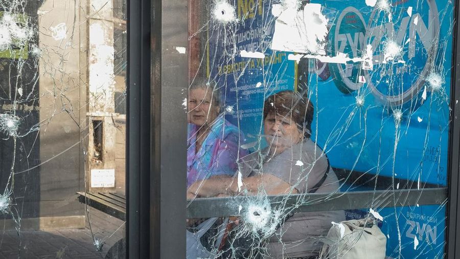 Ledakan pesawat tak berawak menerangi langit di atas kota selama serangan pesawat tak berawak dan rudal Rusia, di tengah serangan Rusia terhadap Ukraina, di Kyiv, Ukraina, 10 Juli 2025. (REUTERS/Gleb Garanich)