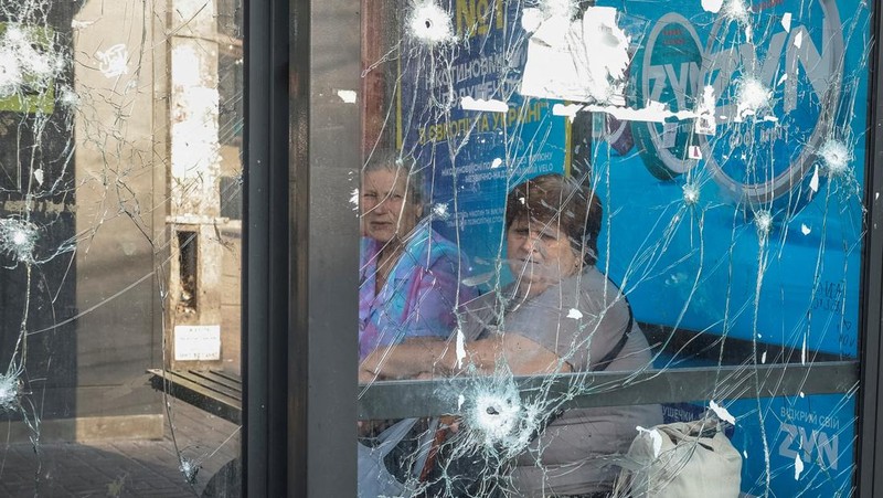 Ledakan pesawat tak berawak menerangi langit di atas kota selama serangan pesawat tak berawak dan rudal Rusia, di tengah serangan Rusia terhadap Ukraina, di Kyiv, Ukraina, 10 Juli 2025. (REUTERS/Gleb Garanich)